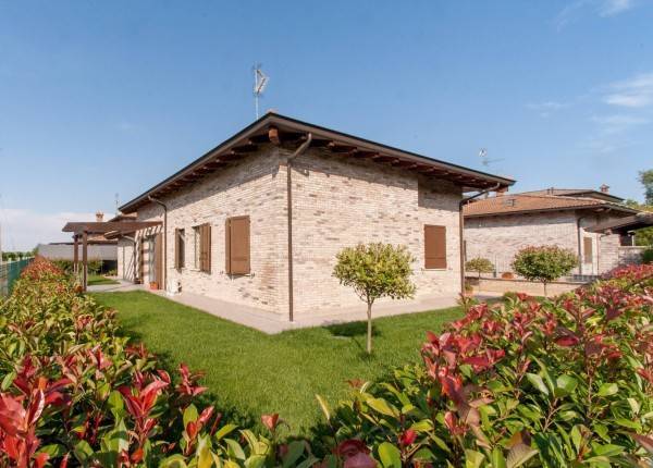casa indipendente in vendita a Castelfranco Emilia in zona Manzolino