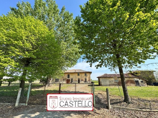 esavano in vendita a Castelfranco Emilia in zona Rastellino