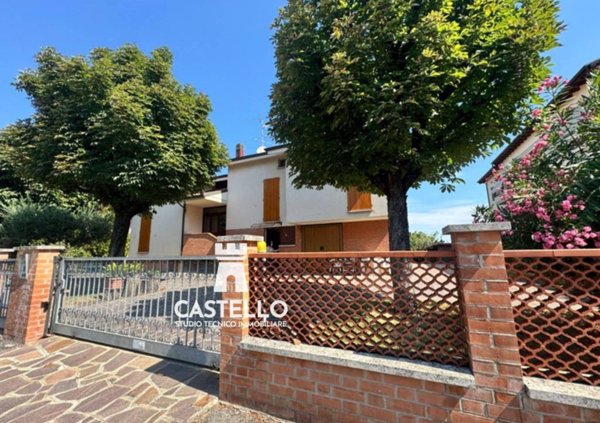 casa indipendente a Castelfranco Emilia in zona Madonna della Provvidenza