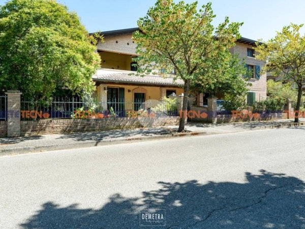 casa indipendente in vendita a Castelfranco Emilia in zona Cavazzona
