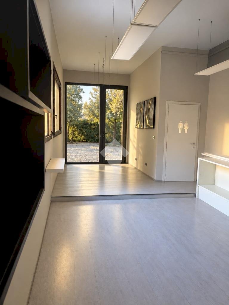 locale commerciale in vendita a Castelfranco Emilia
