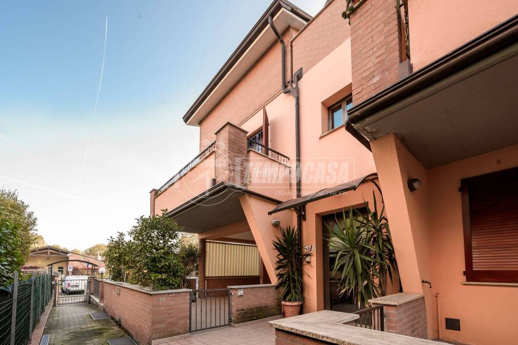 casa indipendente in vendita a Castelnuovo Rangone in zona Montale Rangone