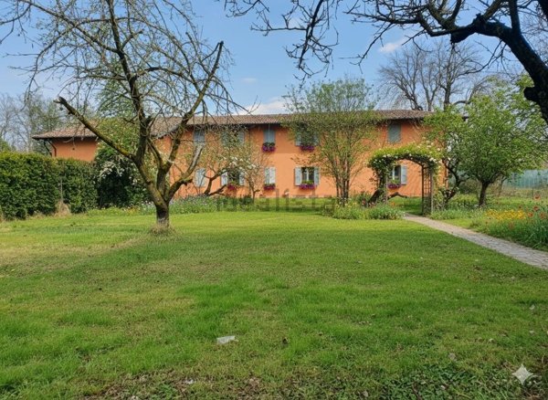 esavano in vendita a Castelnuovo Rangone