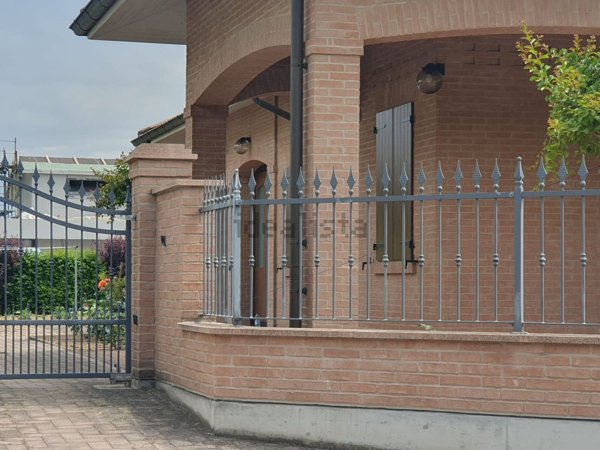 esavano in vendita a Castelnuovo Rangone