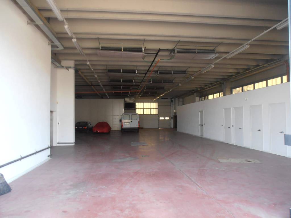 locale commerciale in vendita a Castelnuovo Rangone