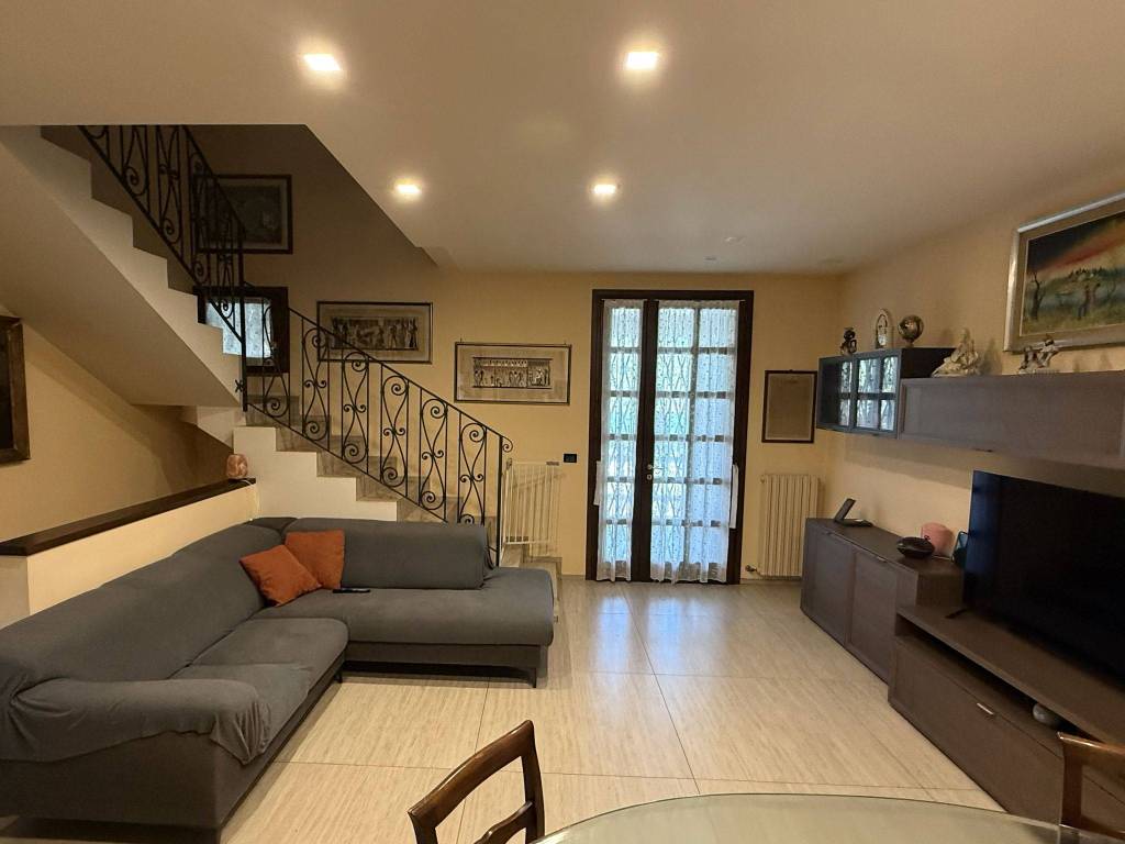 casa indipendente in vendita a Castelnuovo Rangone in zona Montale Rangone