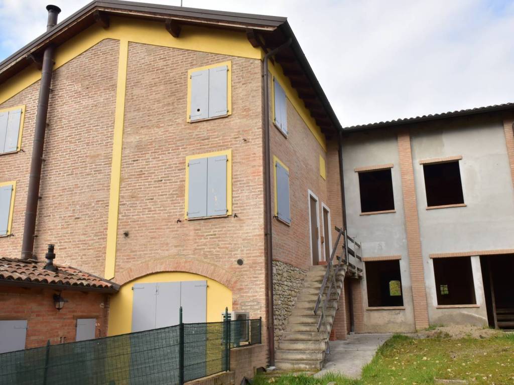casa indipendente in vendita a Castelvetro di Modena in zona Levizzano Rangone