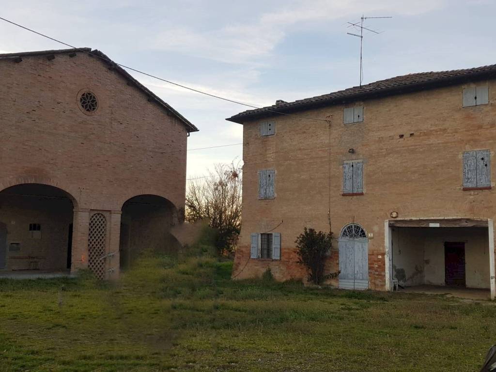 casale in vendita a Castelvetro di Modena