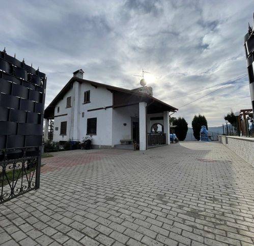 casa indipendente a Castelvetro di Modena in zona Madonna di Puianello