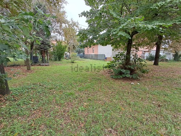 terreno edificabile in vendita a Castelvetro di Modena in zona Solignano Nuovo