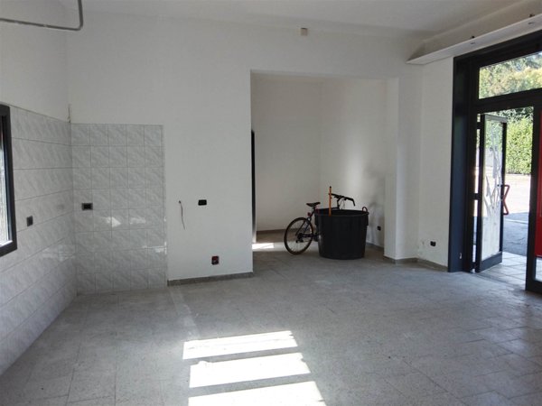 negozio in vendita a Castelvetro di Modena
