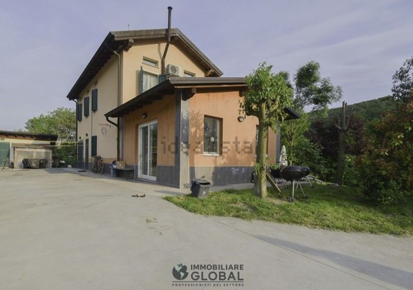 casa indipendente in vendita a Castelvetro di Modena in zona Levizzano Rangone