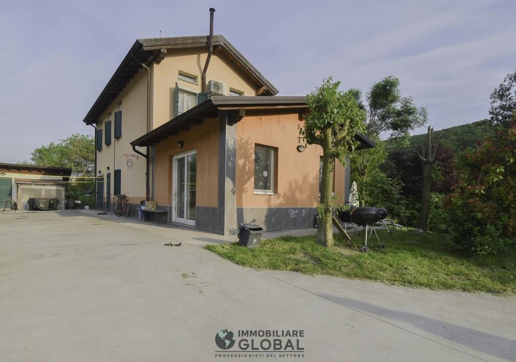 casa indipendente in vendita a Castelvetro di Modena in zona Levizzano Rangone