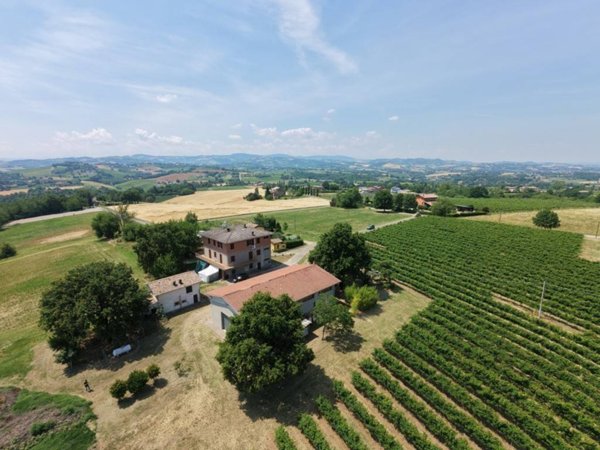 casa indipendente in vendita a Castelvetro di Modena in zona Ca' De' Gatti