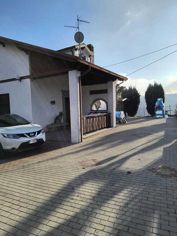 casa indipendente a Castelvetro di Modena in zona Madonna di Puianello
