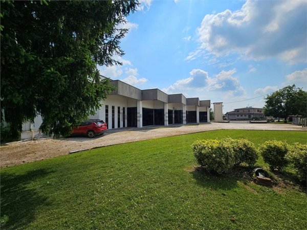 locale commerciale in vendita a Cavezzo