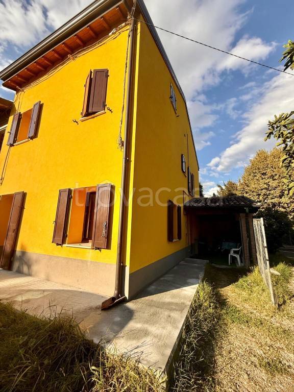 casa indipendente in vendita a Cavezzo in zona Disvetro