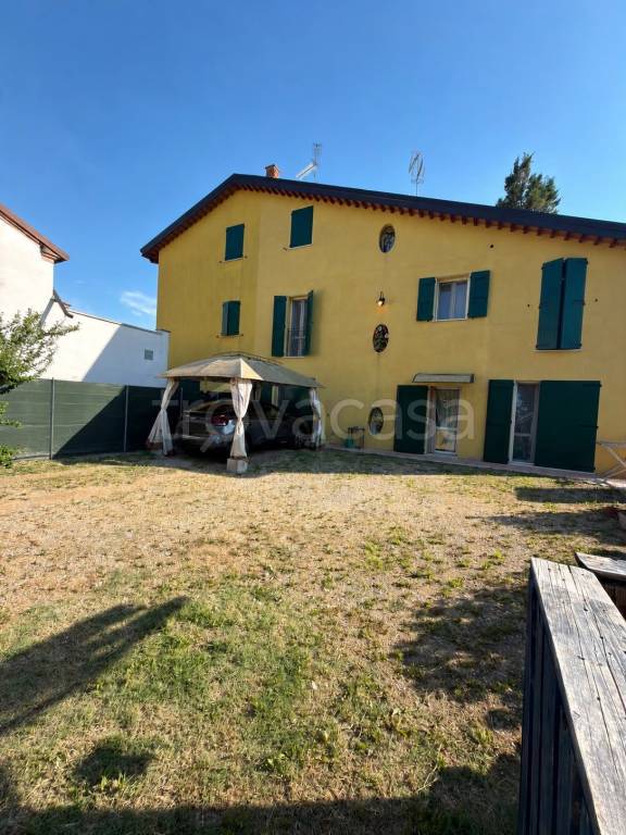 casa indipendente in vendita a Cavezzo in zona Disvetro