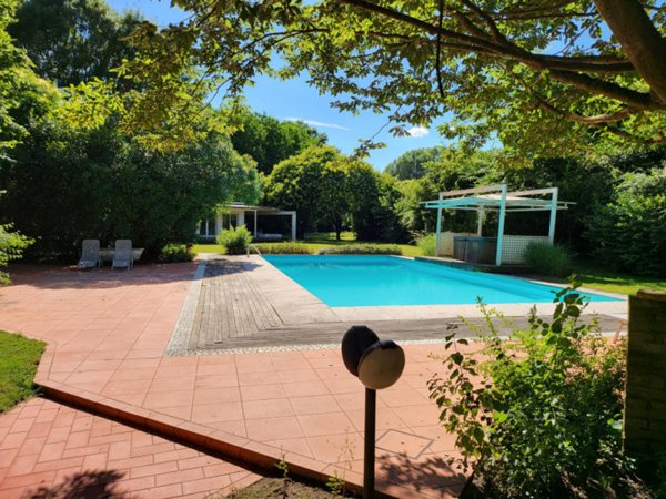 casa indipendente in vendita a Cavezzo in zona Disvetro