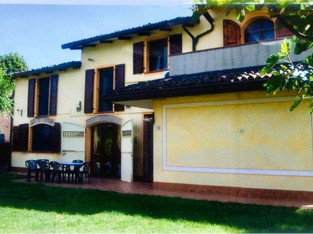 casa indipendente in vendita a Cavezzo in zona Disvetro