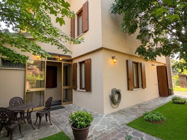 casa indipendente in vendita a Cavezzo in zona Disvetro
