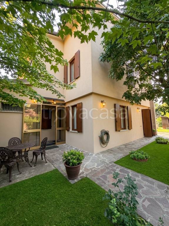 casa indipendente in vendita a Cavezzo in zona Disvetro