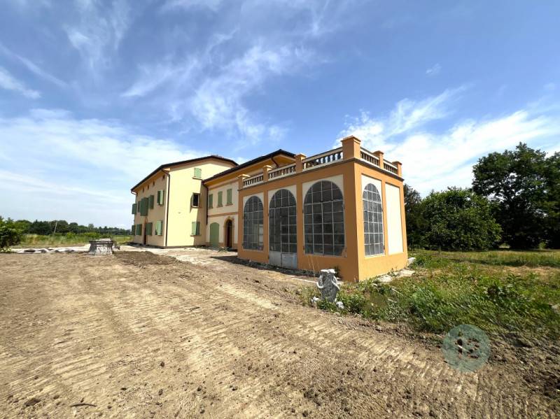 casa indipendente in vendita a Cavezzo in zona Disvetro