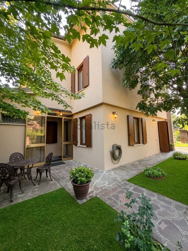 casa indipendente in vendita a Cavezzo in zona Disvetro
