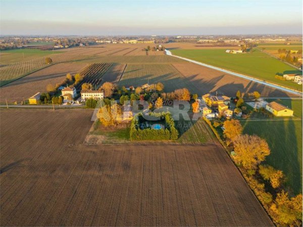 casa indipendente in vendita a Cavezzo in zona Disvetro