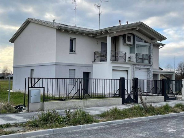 casa indipendente in vendita a Concordia sulla Secchia