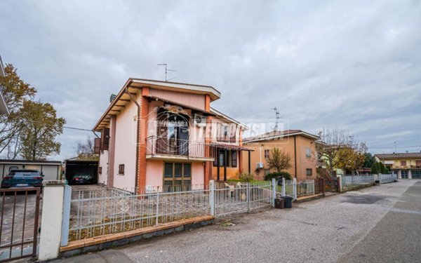 casa indipendente in vendita a Concordia sulla Secchia in zona San Giovanni