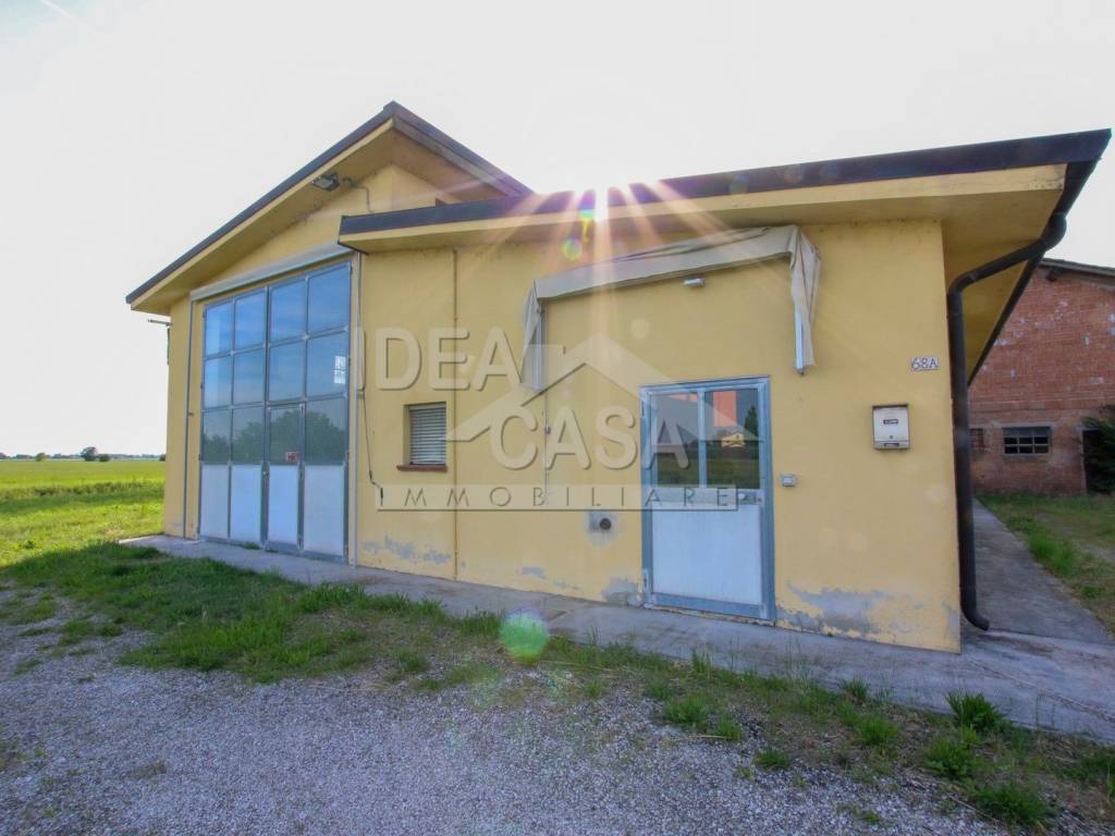 locale commerciale in vendita a Concordia sulla Secchia in zona Fossa