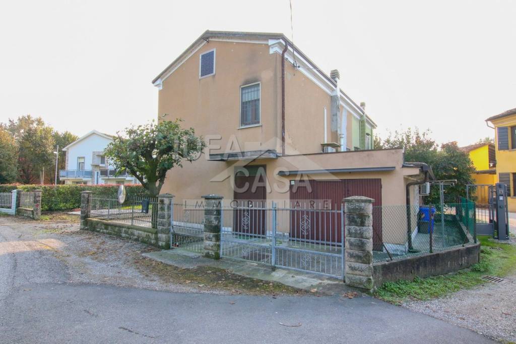casa indipendente in vendita a Concordia sulla Secchia in zona Santa Caterina