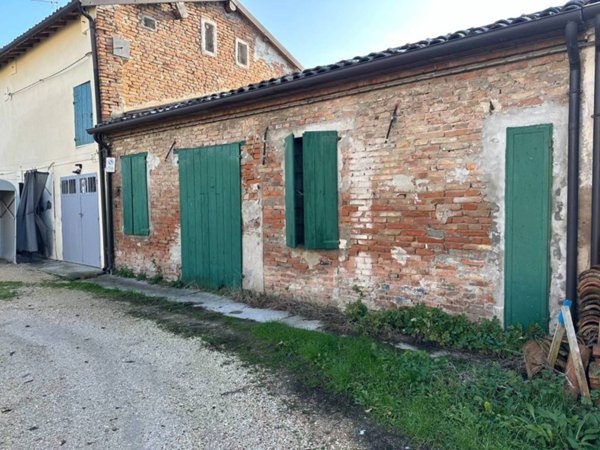 negozio in vendita a Concordia sulla Secchia in zona Santa Caterina