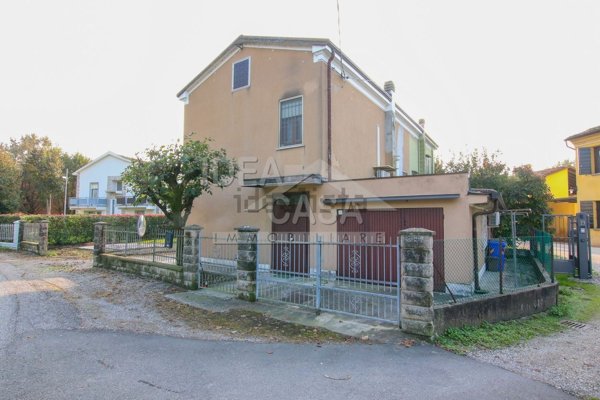 casa semindipendente in vendita a Concordia sulla Secchia in zona Santa Caterina