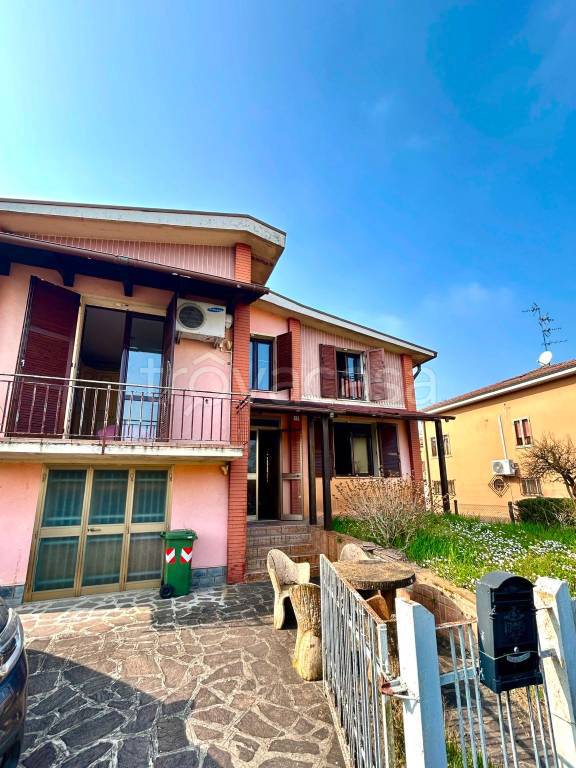 casa indipendente in vendita a Concordia sulla Secchia in zona San Giovanni