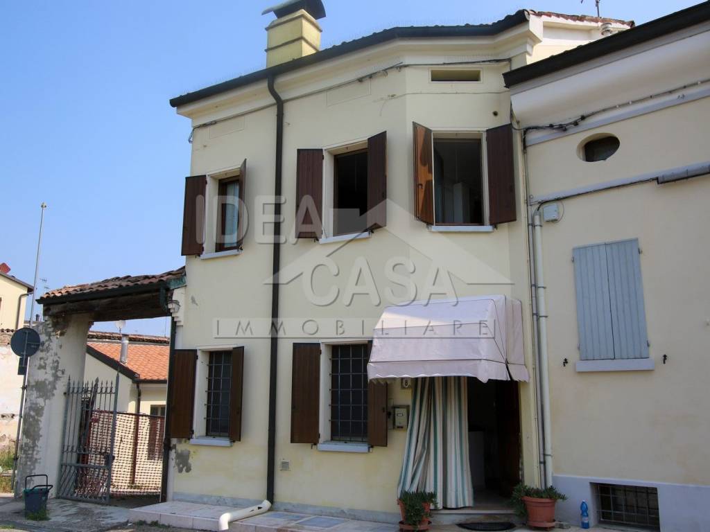 casa indipendente in vendita a Concordia sulla Secchia in zona San Giovanni