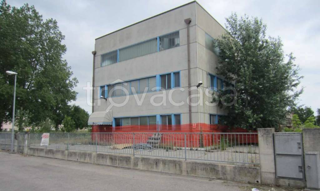 locale commerciale in vendita a Concordia sulla Secchia in zona San Giovanni