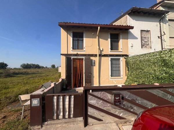 casa indipendente in vendita a Concordia sulla Secchia in zona San Giovanni