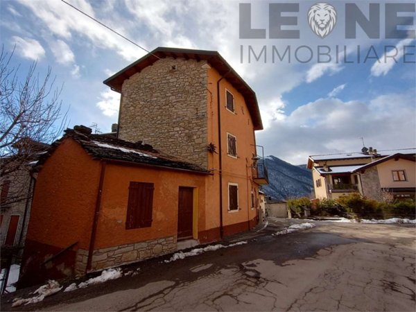 casa indipendente in vendita a Fanano