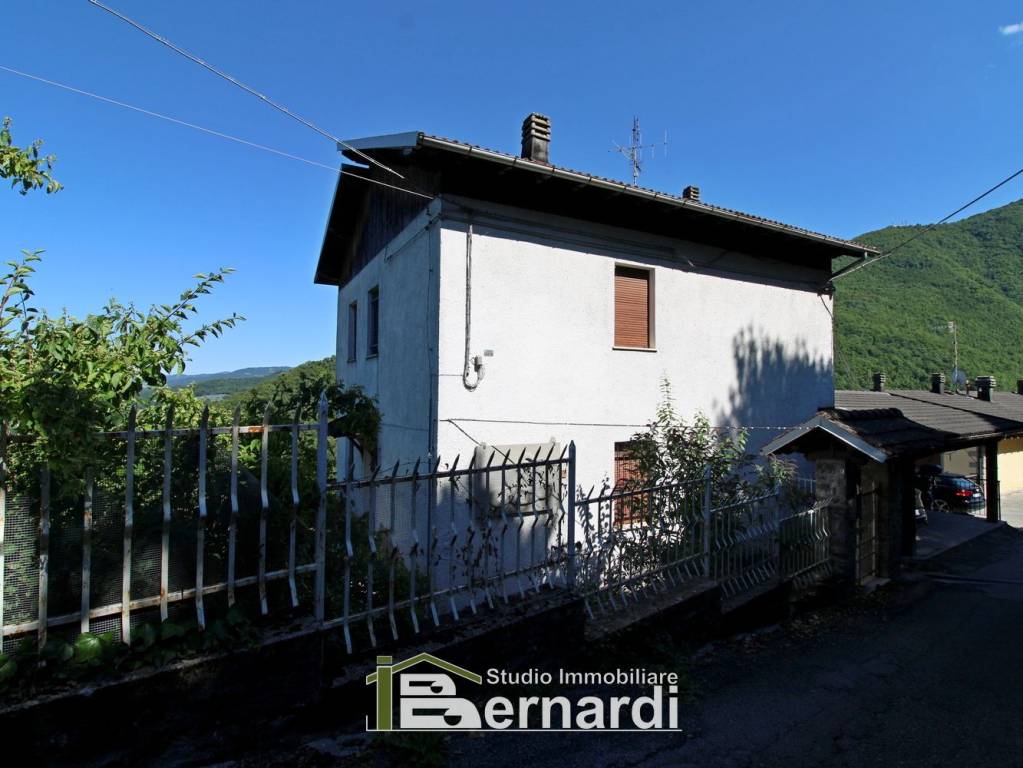 casa indipendente in vendita a Fanano