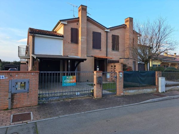 casa indipendente in vendita a Finale Emilia in zona Massa Finalese