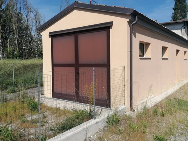 locale commerciale in vendita a Finale Emilia in zona Massa Finalese