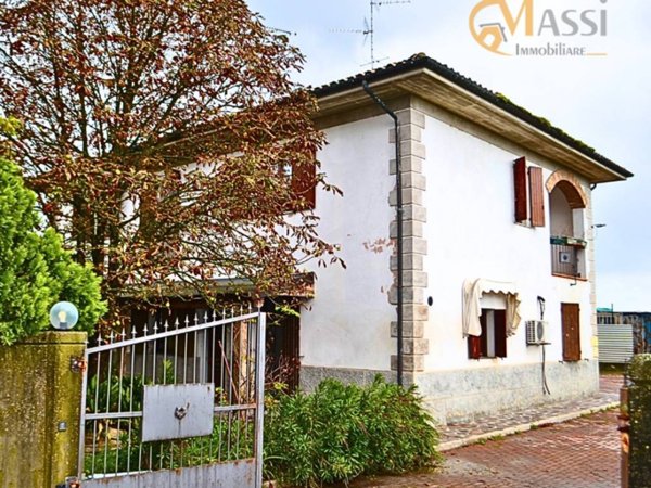 casa indipendente in vendita a Finale Emilia in zona Massa Finalese