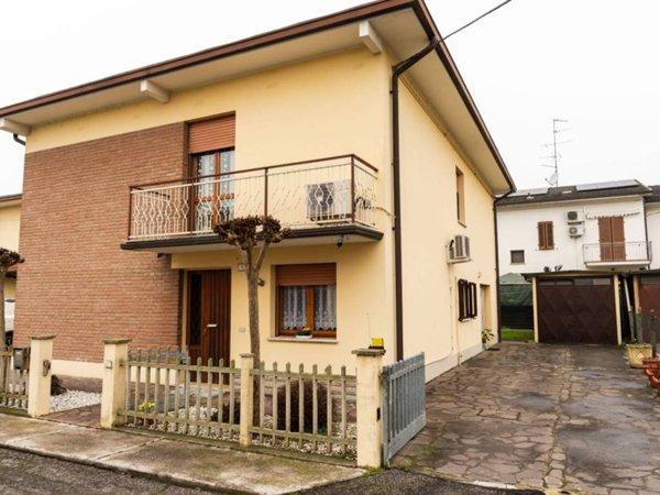 casa indipendente in vendita a Finale Emilia in zona Massa Finalese