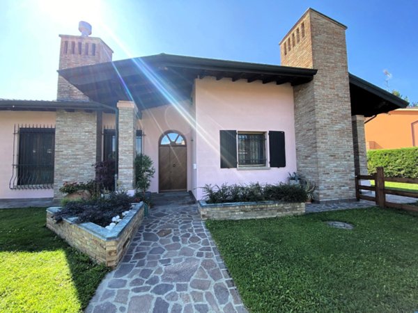 casa indipendente in vendita a Finale Emilia in zona Massa Finalese