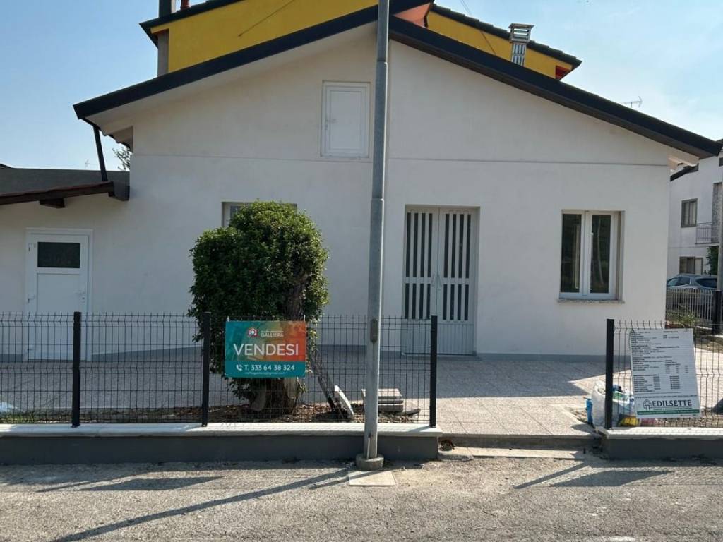 casa indipendente in vendita a Finale Emilia in zona Massa Finalese