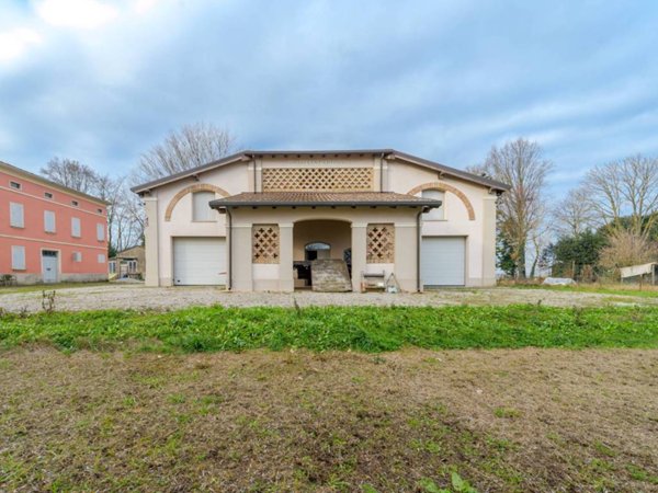 locale commerciale in vendita a Finale Emilia in zona Massa Finalese