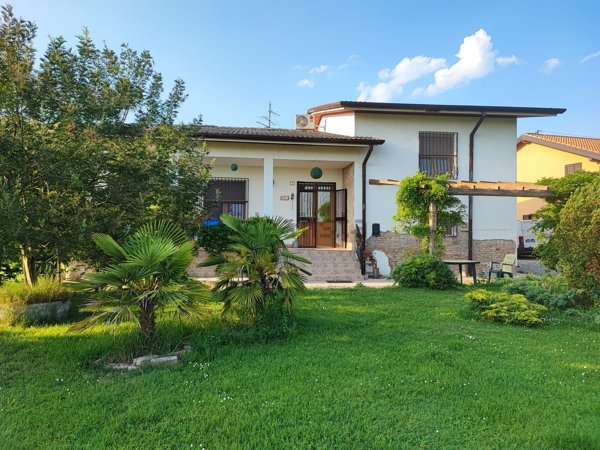 casa indipendente in vendita a Finale Emilia in zona Canaletto
