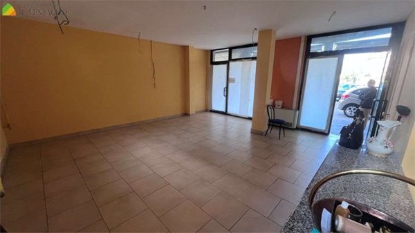 negozio in vendita a Fiorano Modenese in zona Spezzano